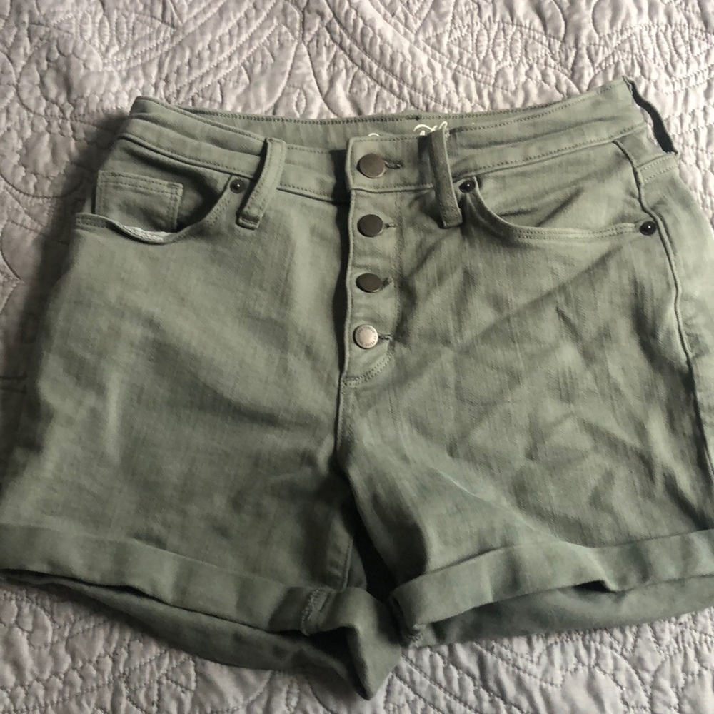 Universal Thread Shorts